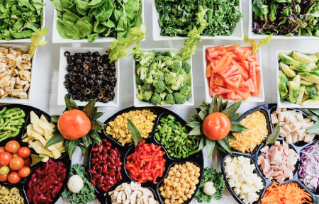 お皿に乗ったカット野菜